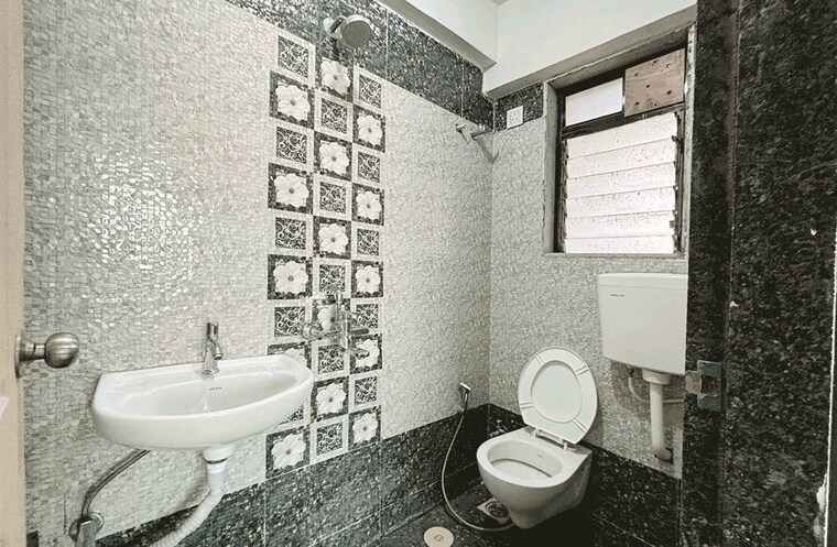 Bathroom, jawaharlal nehru road Pg For Girls In Jawaharlal Nehru Road 10243432