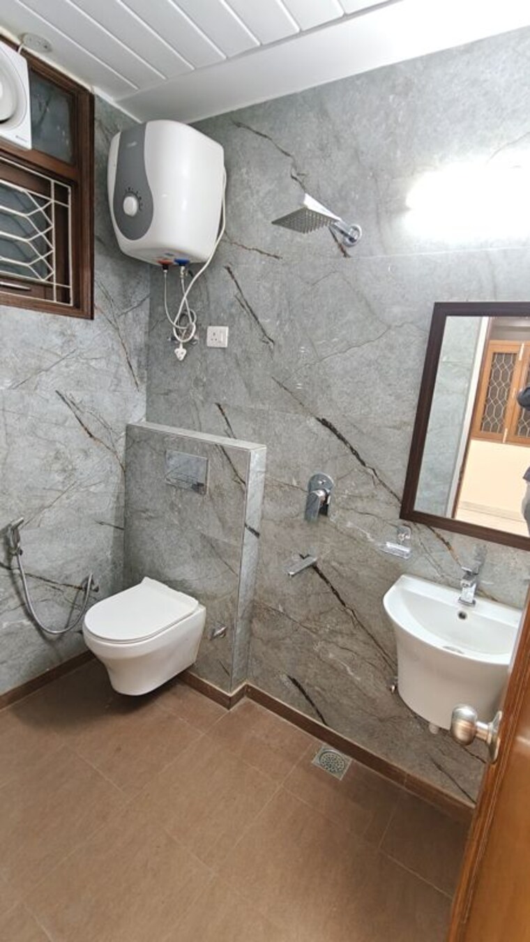 Bathroom, malviya nagar 3 Bedroom 1500 Sq.Ft. Builder Floor In Malviya Nagar Delhi 10243864