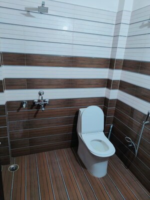 Bathroom in 3.5 BHK Apartment at LDA Janeshwar Enclave, Jankipuram – for Rent