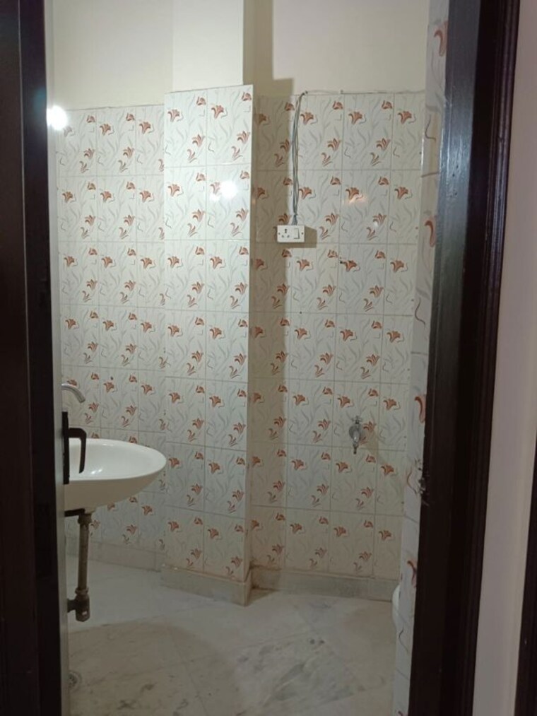 Bathroom, lajpat nagar 4 3.5 Bedroom 1300 Sq.Ft. Builder Floor In Lajpat Nagar 4 Delhi 10243953