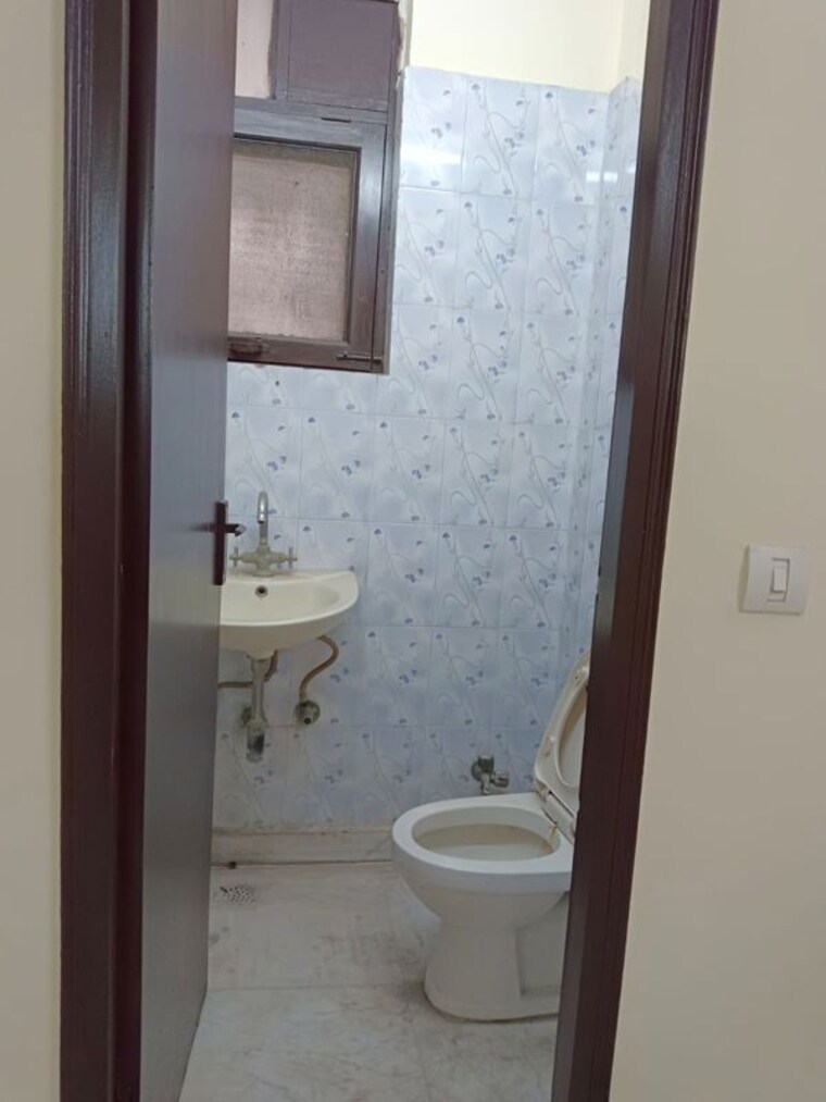 Bathroom, lajpat nagar 4 3.5 Bedroom 1300 Sq.Ft. Builder Floor In Lajpat Nagar 4 Delhi 10243953