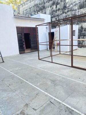 Room in 2.5 BHK Independent House at GM Mall, Gamma I Greater Noida – for Rent