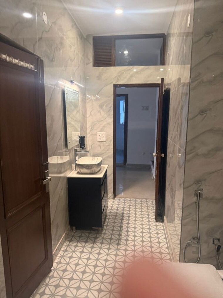 Bathroom, malviya nagar 3 Bedroom 200 Sq.Yd. Apartment In Malviya Nagar Delhi 10244032