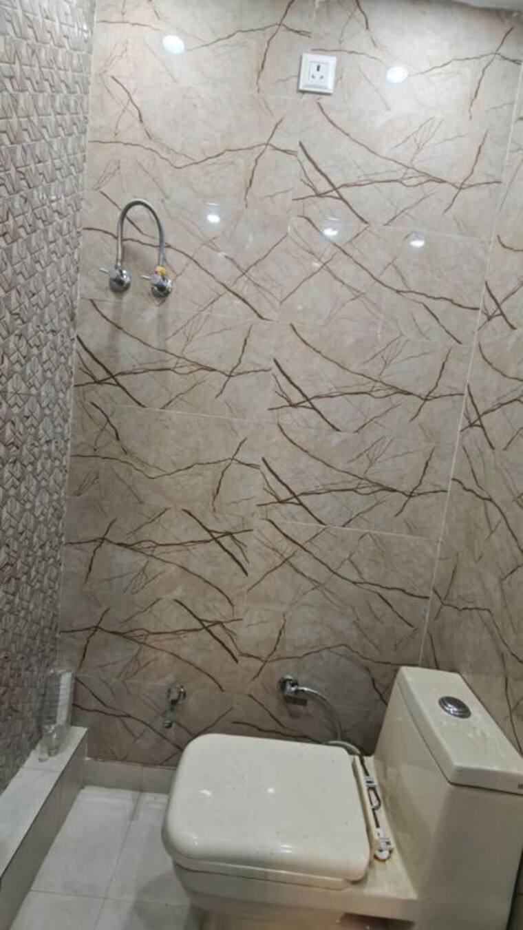 Bathroom, rama krishna puram 3 Bedroom 900 Sq.Ft. Builder Floor In Rama Krishna Puram Delhi 10244058