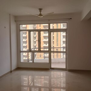 Room in 3.5 BHK Apartment at Supertech Czar Suites, Omicron I Greater Noida – for Rent