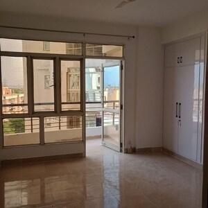 Room in 3.5 BHK Apartment at Supertech Czar Suites, Omicron I Greater Noida – for Rent