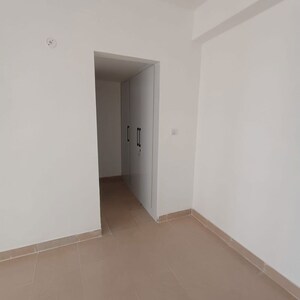 Room in 3.5 BHK Apartment at Supertech Czar Suites, Omicron I Greater Noida – for Rent