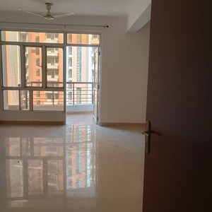 Room in 3.5 BHK Apartment at Supertech Czar Suites, Omicron I Greater Noida – for Rent