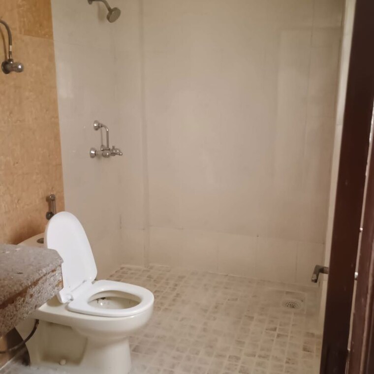 Bathroom, supertech-czar-suites 3.5 Bedroom 1550 Sq.Ft. Apartment In Omicron I Greater Noida Greater Noida 10244103