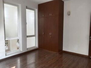 Room in 6 BHK Villa at Emaar The Palm Spring  Villas, Sector 54 – for Rent