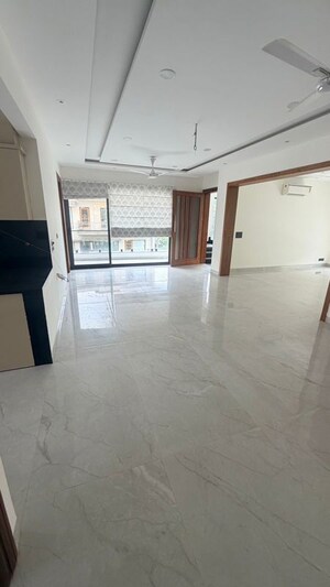 Room in 3 BHK Builder Floor at Sector 27 – for Rent