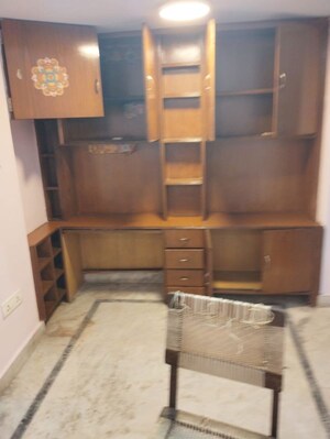 Furnished Amenities in 2 BHK Apartment at Mayur Vihar 1 – for Rent