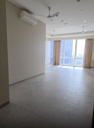 Room in 4 BHK Apartment at Indiabulls Blu, Worli – for Rent