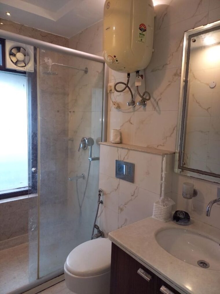 Bathroom, greater kailash i 3 Bedroom 250 Sq.Yd. Builder Floor In Greater Kailash I Delhi 10244190