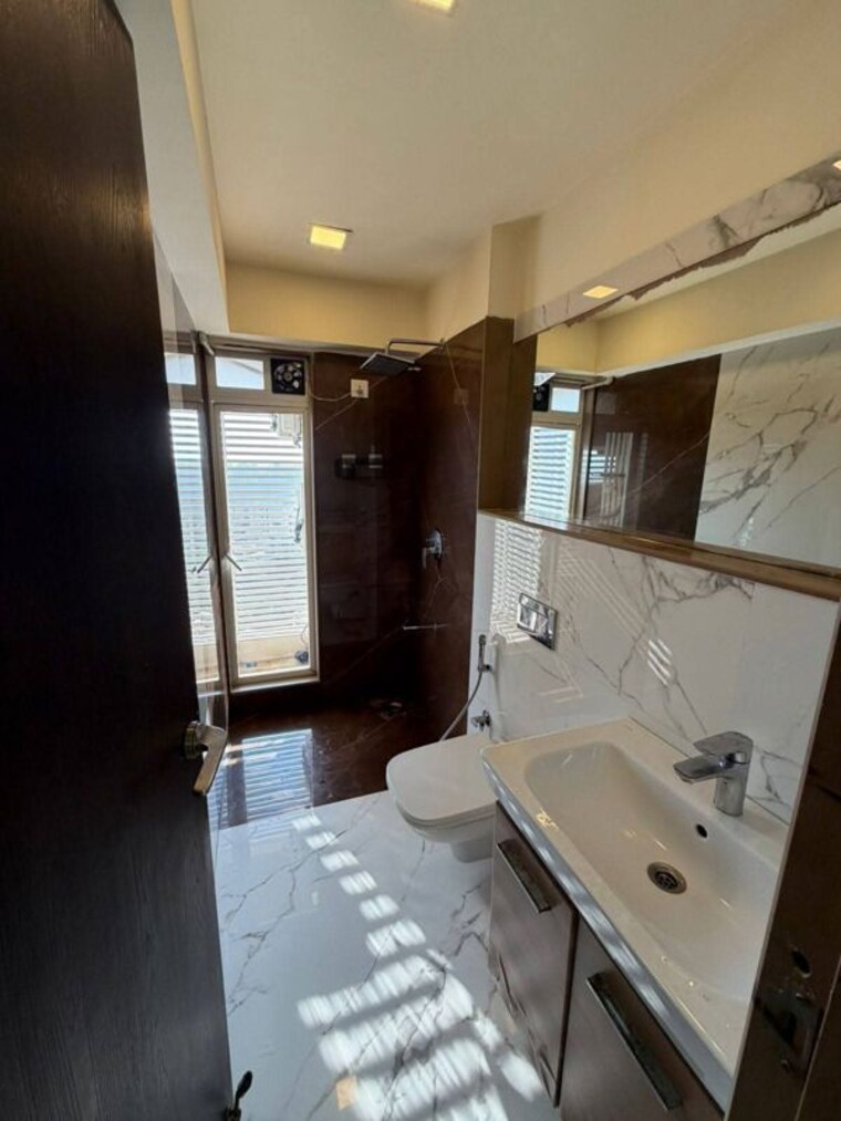 Bathroom, lokhandwala complex 2 Bedroom 1000 Sq.Ft. Apartment In Lokhandwala Complex Mumbai 10244248