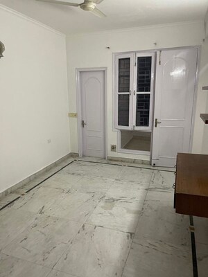 Room in 2 BHK Builder Floor at Sector 39 – for Rent