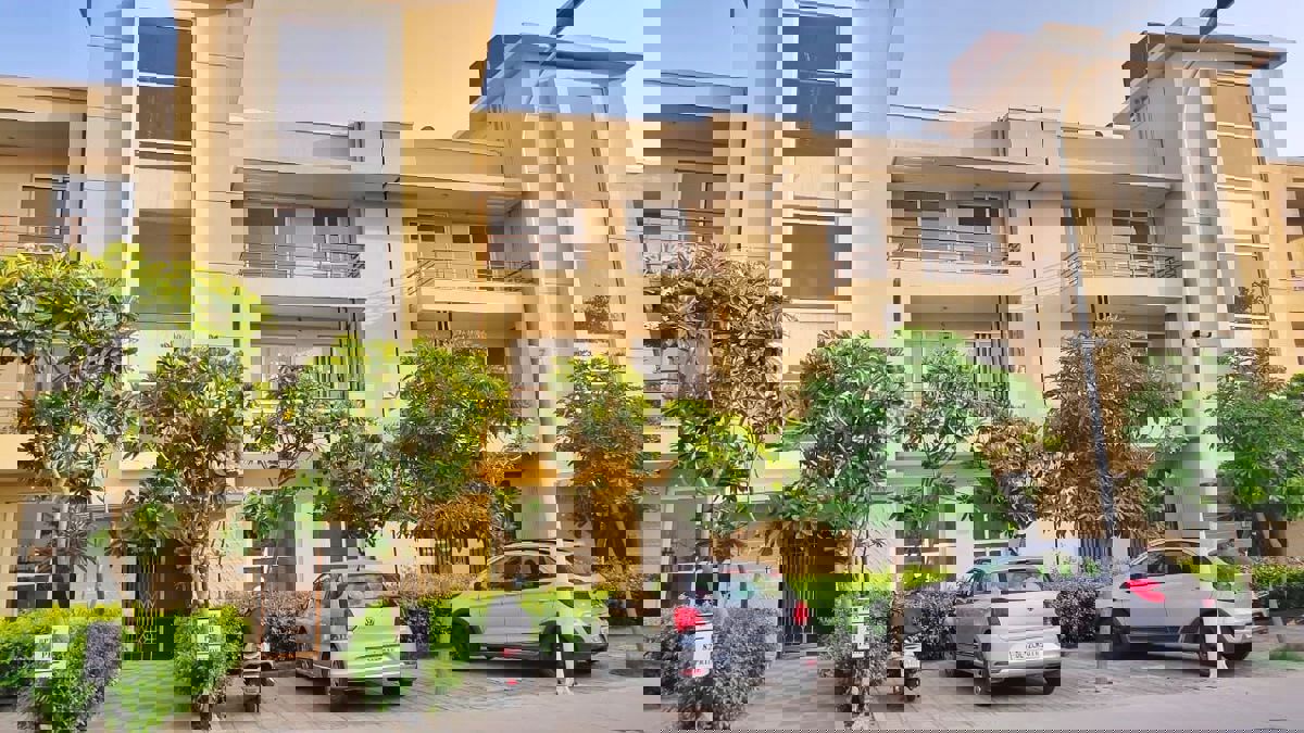 3 BHK + Pooja Room Builder Floor For Sale in BPTP Parkland Pride