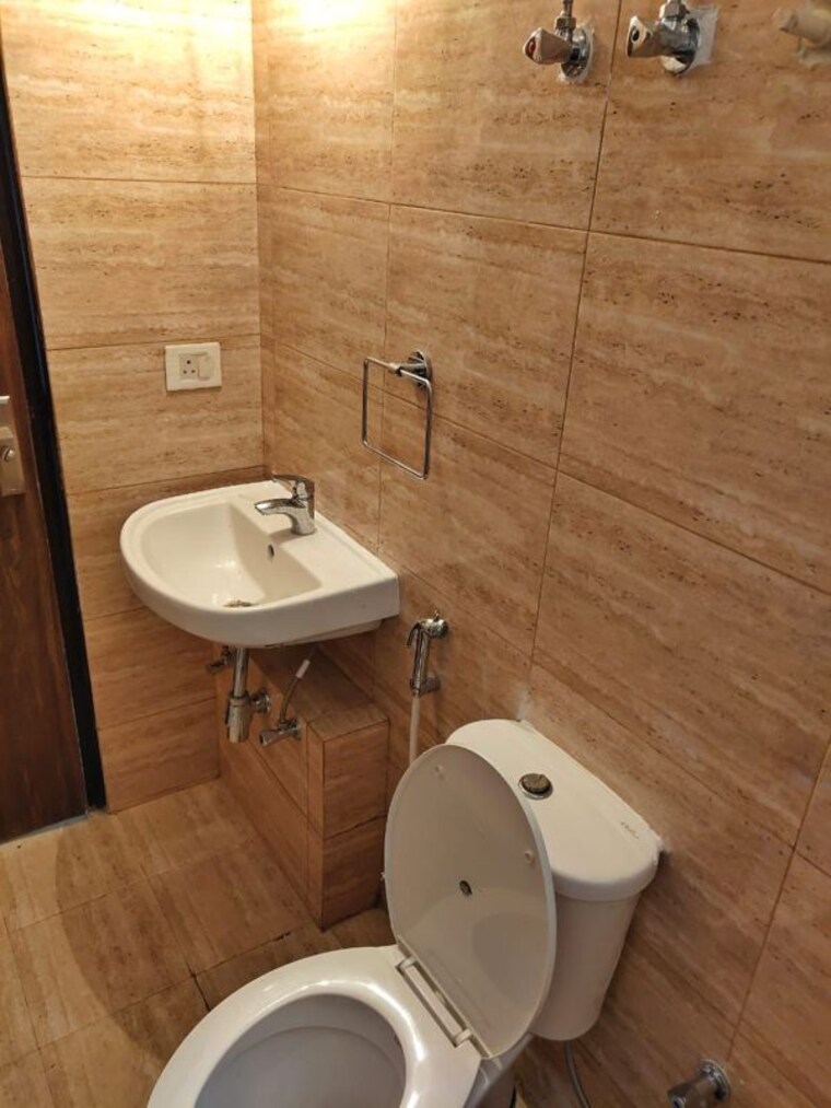 Bathroom, bptp-parkland-pride 3 Bedroom 2200 Sq.Ft. Builder Floor In Sector 77 Faridabad 9460447