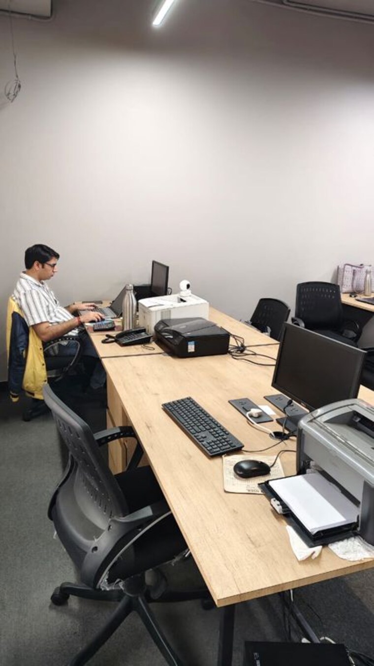 Team Area, netaji subhash place Commercial Office Space 1000 Sq.Ft. In Netaji Subhash Place Delhi 10244312