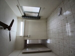 Room in 1 BHK Apartment at Goregaon East – for Rent