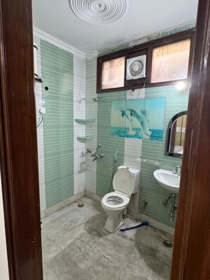 Bathroom in 2 BHK Builder Floor at Unitech South City 1, South City 1 – for Rent