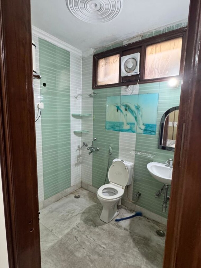 Bathroom, unitech-south-city-1 2 Bedroom 200 Sq.Yd. Builder Floor In South City 1 Gurgaon 10244330