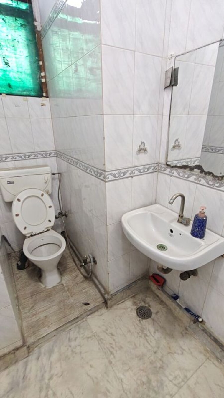 Bathroom, malviya nagar 2 Bedroom 1000 Sq.Ft. Builder Floor In Malviya Nagar Delhi 10244365