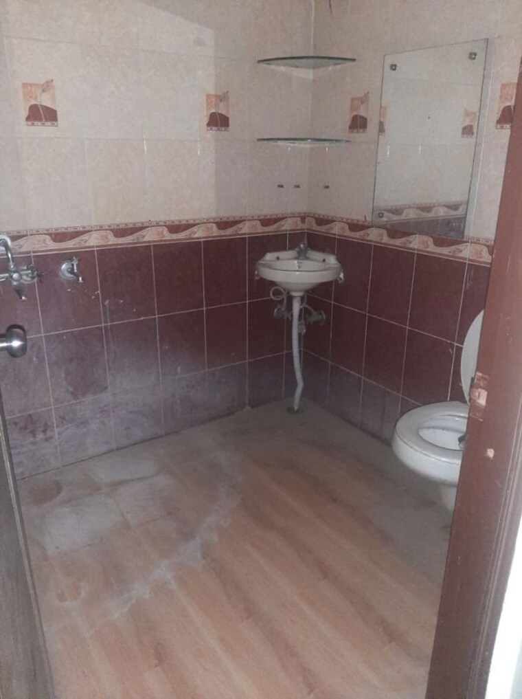 Bathroom, govindpuram 3 Bedroom 116 Sq.Mt. Builder Floor In Govindpuram Ghaziabad 10244482