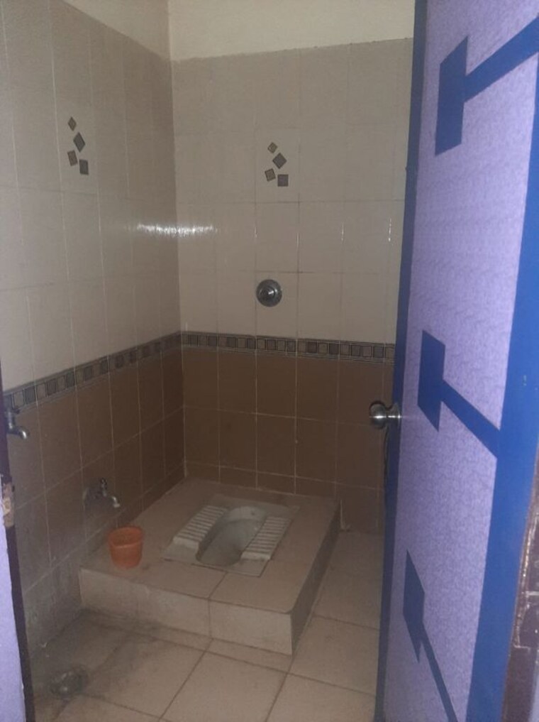 Bathroom, govindpuram 3 Bedroom 116 Sq.Mt. Builder Floor In Govindpuram Ghaziabad 10244482