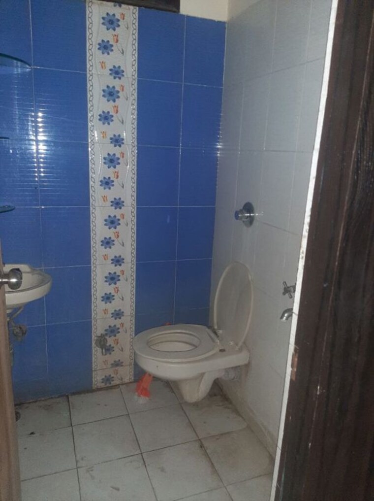 Bathroom, govindpuram 3 Bedroom 116 Sq.Mt. Builder Floor In Govindpuram Ghaziabad 10244482