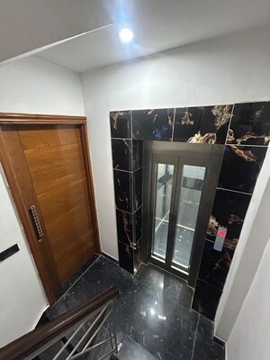 Lift in 2 BHK Builder Floor at Sector 52 – for Rent