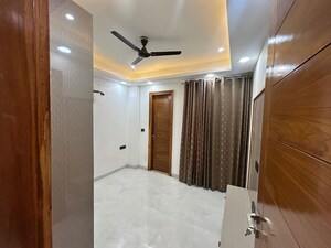 Room in 2 BHK Builder Floor at Sector 52 – for Rent