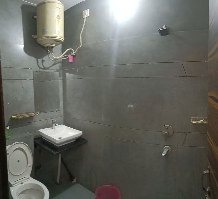 Bathroom, sunshine-enclave 3 Bedroom 1500 Sq.Ft. Builder Floor In Vip Road Zirakpur 10244569