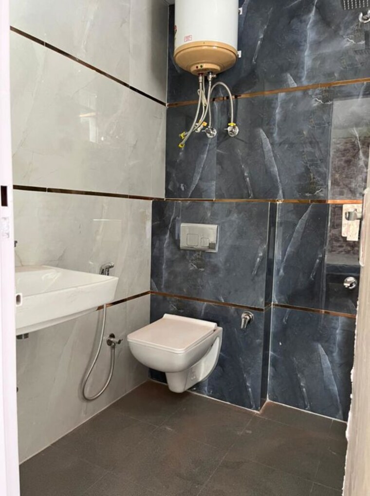 Bathroom, dlf-city-gurgaon 3 Bedroom 2000 Sq.Ft. Builder Floor In Sector 27 Gurgaon 10244616