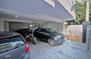 Parking in 3 BHK Builder Floor at DLF City Gurgaon, Sector 27 – for Rent