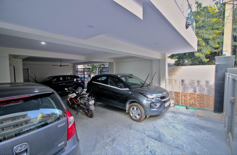  Parking, dlf-city-gurgaon 3 Bedroom 2000 Sq.Ft. Builder Floor In Sector 27 Gurgaon 10244616