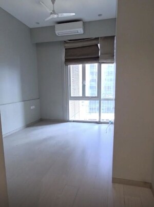 Room in 4 BHK Apartment at Indiabulls Blu, Worli – for Rent