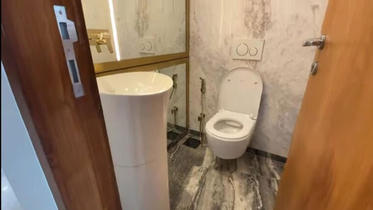 Bathroom, indiabulls-blu 4 Bedroom 1750 Sq.Ft. Apartment In Worli Mumbai 10244709