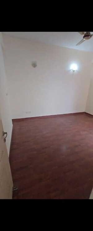 Room in 3 BHK Apartment at Eldeco Green Meadows, Pi Greater Noida – for Sale