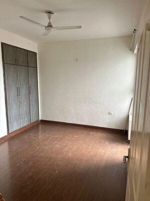 Room in 3 BHK Apartment at Sare Crescent Parc Green Parc II, Sector 92 – for Sale