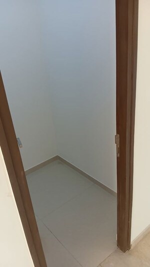 Room in 3 BHK Apartment at Lodha Primo, Parel – for Rent