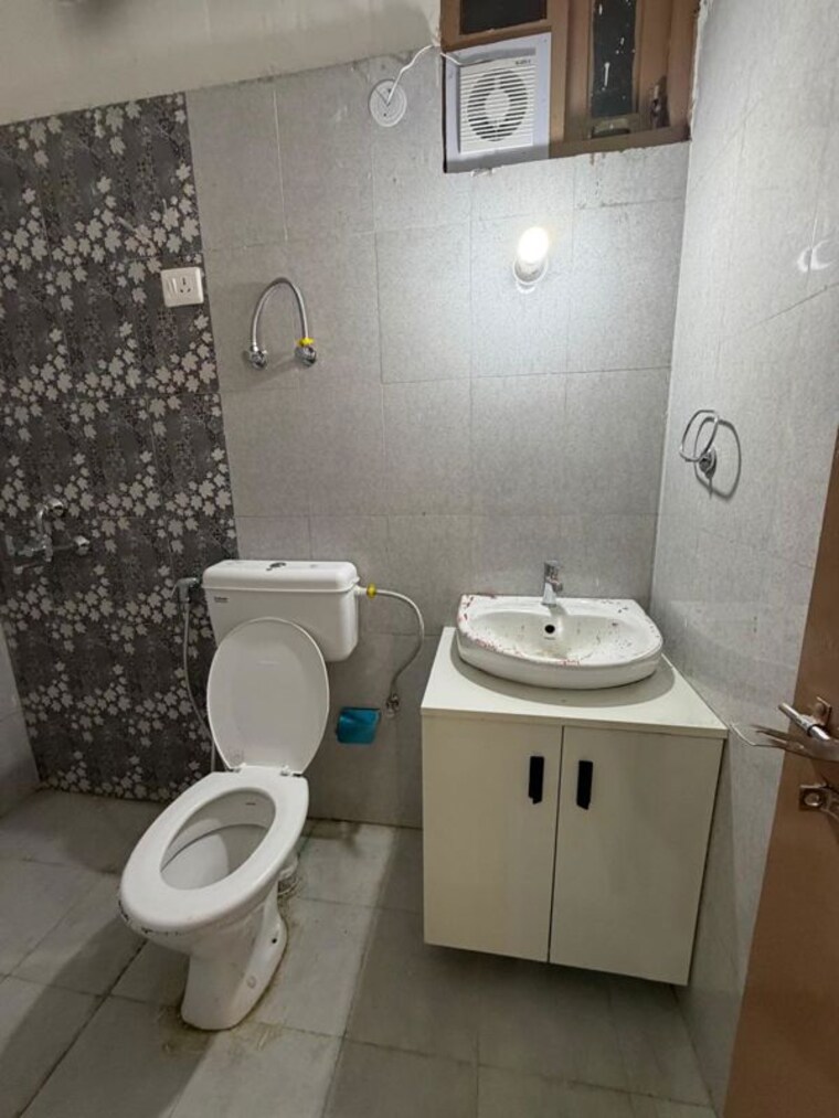 Bathroom, pareena-om-apartments 2 Bedroom 561 Sq.Ft. Apartment In Sector 112 Gurgaon 10244863