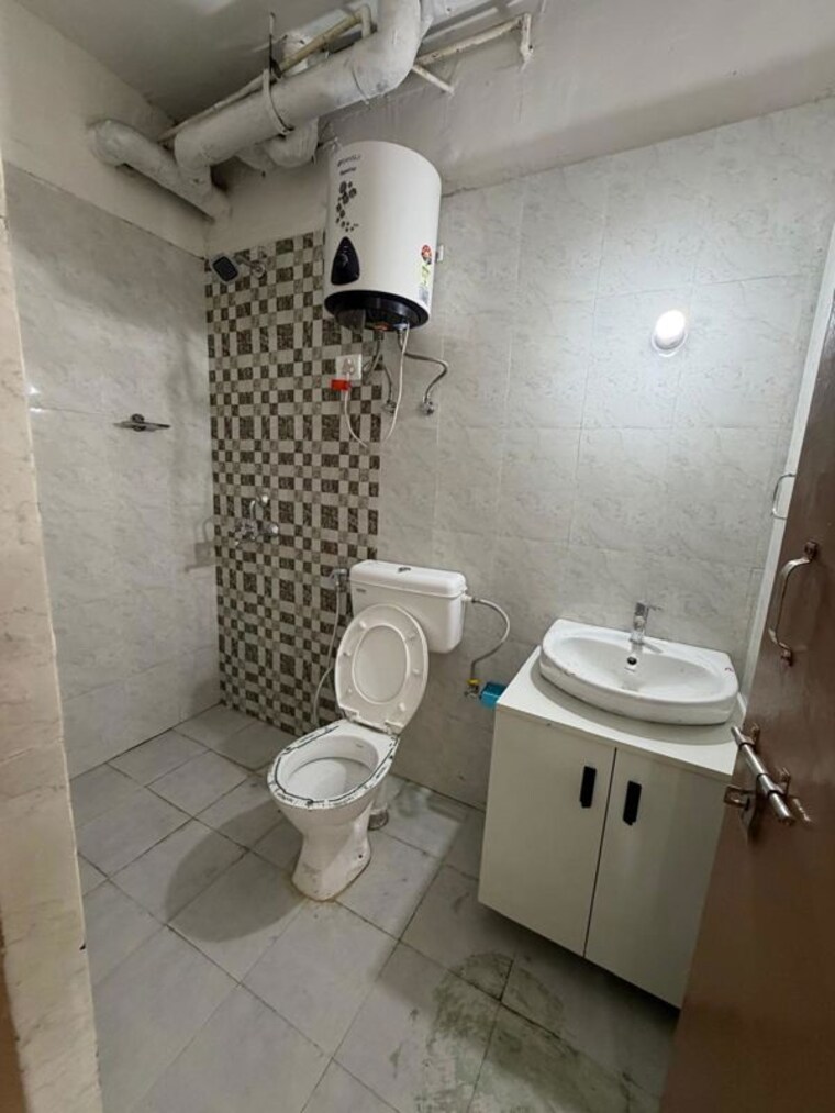 Bathroom, pareena-om-apartments 2 Bedroom 561 Sq.Ft. Apartment In Sector 112 Gurgaon 10244863