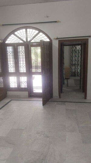 Room in 3 BHK Builder Floor at Gomti Nagar – for Rent