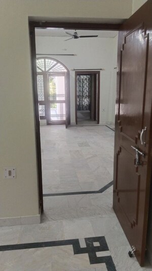 Room in 3 BHK Builder Floor at Gomti Nagar – for Rent