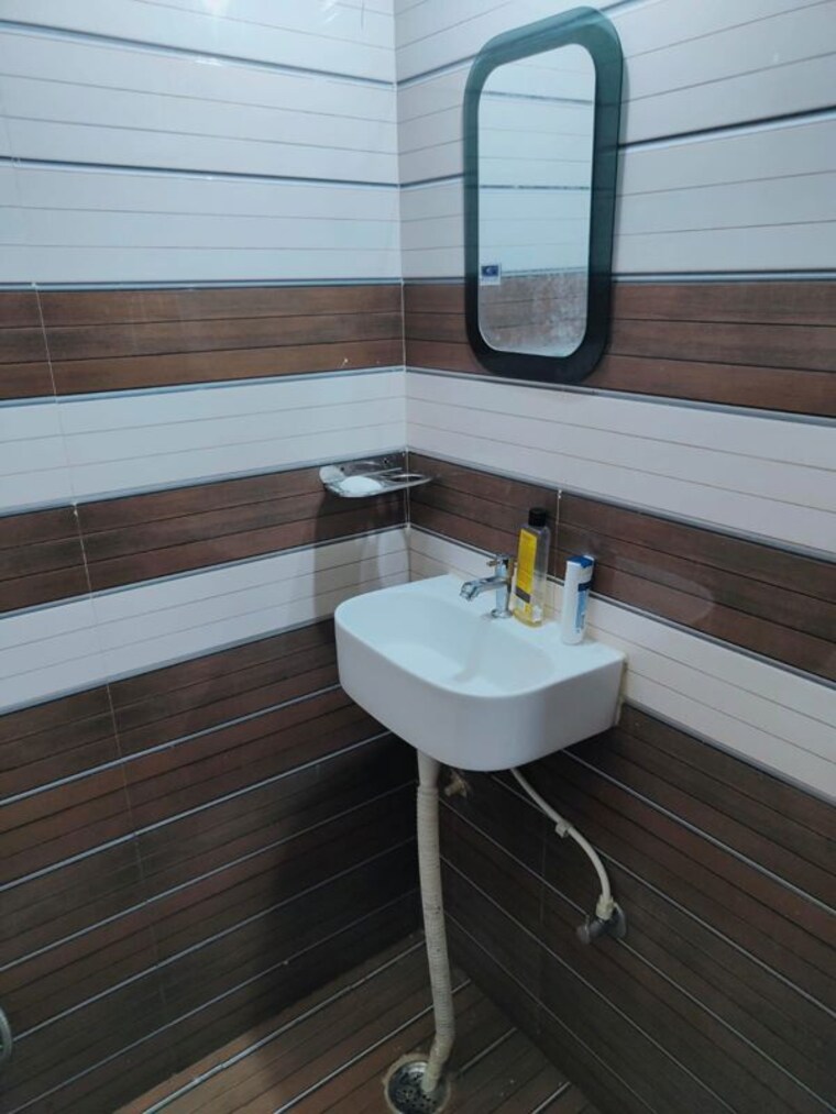Bathroom, gomti nagar 1.5 Bedroom 700 Sq.Ft. Builder Floor In Gomti Nagar Lucknow 10244903