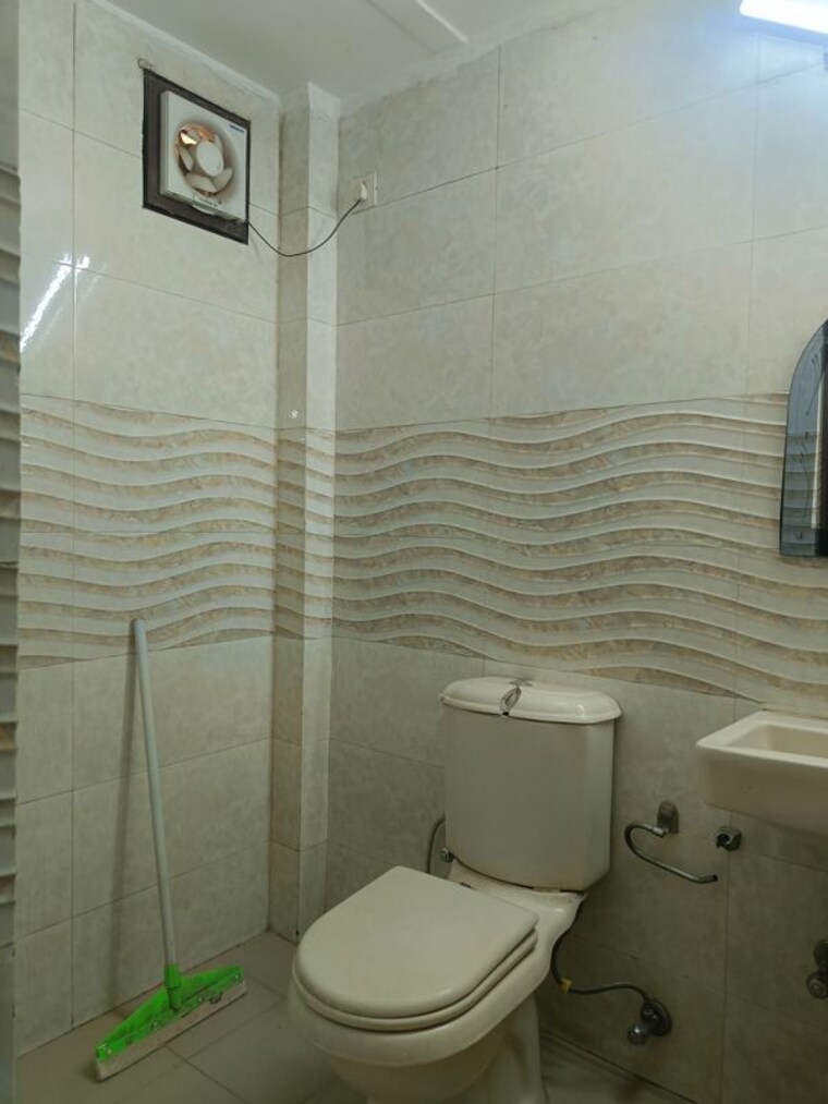 Bathroom, s-s-southend 3 Bedroom 1450 Sq.Ft. Builder Floor In Sector 49 Gurgaon 10244907