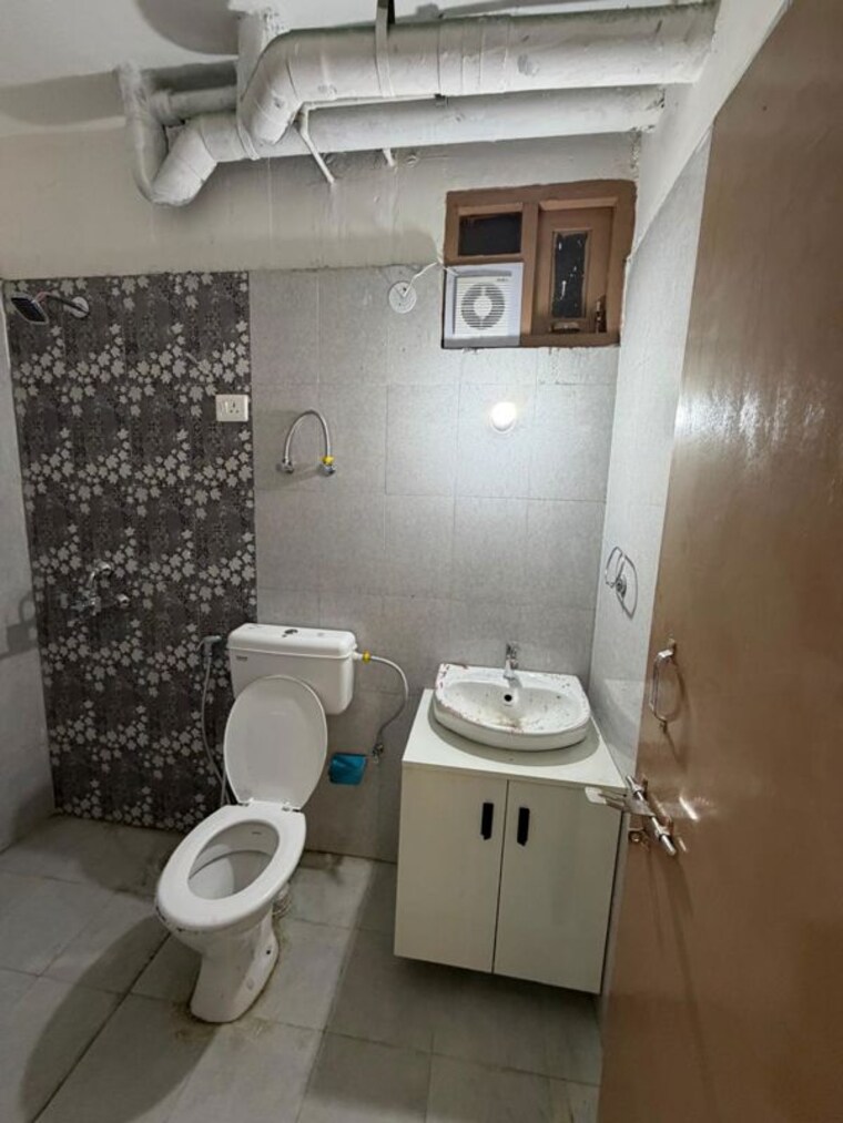 Bathroom, pareena-om-apartments 2 Bedroom 565 Sq.Ft. Apartment In Sector 112 Gurgaon 10244885