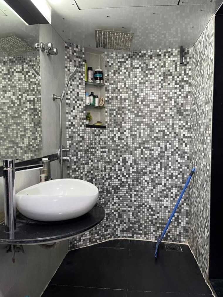 Bathroom, shree-mahavir-darshan 2 Bedroom 900 Sq.Ft. Apartment In Lower Parel Mumbai 10245030