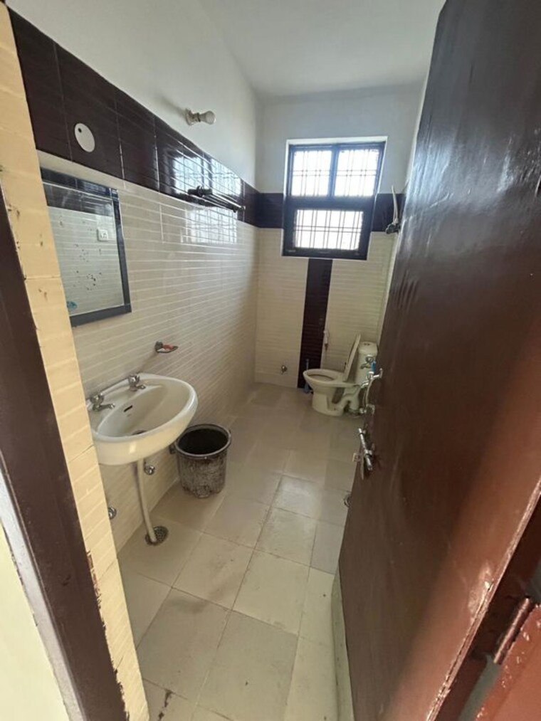 Bathroom, sector 21d 1 RK 500 Sq.Ft. Independent House In Sector 21d Faridabad 10245027